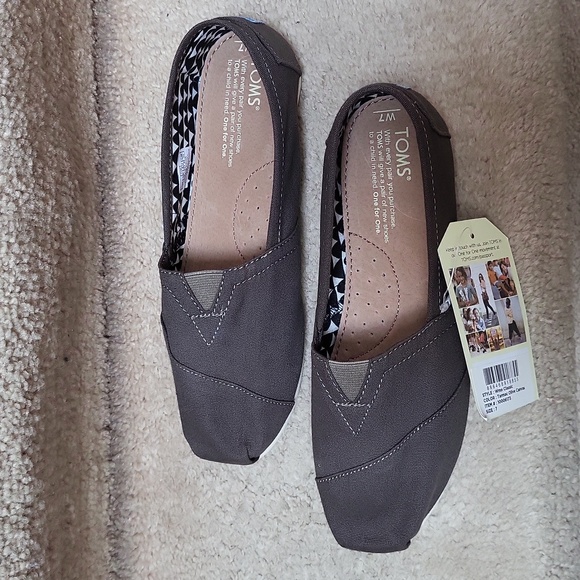 NWT! OLIVE CLASSIC TOMS! SIZE 7! - Picture 5 of 9